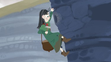 Ein Mädchen klettert einen Felsen hoch. Sie hält eine Hacke in der Hand.