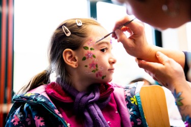 © Hannah Heimbuchner I LVR-ZMB Ein Mädchen bekommt Blumen ins Gesicht gemalt.