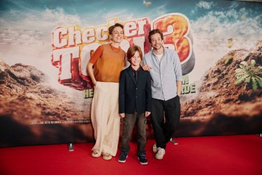 Drei Menschen vor einem Filmplakat
