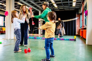 Zwei Frauen und zwei Kinder mit Akrobatikgeräten.