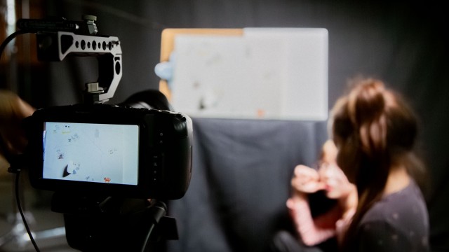 Kinder drehen einen Animationsfilm.