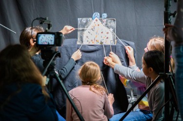 Kinder drehen einen Animationsfilm